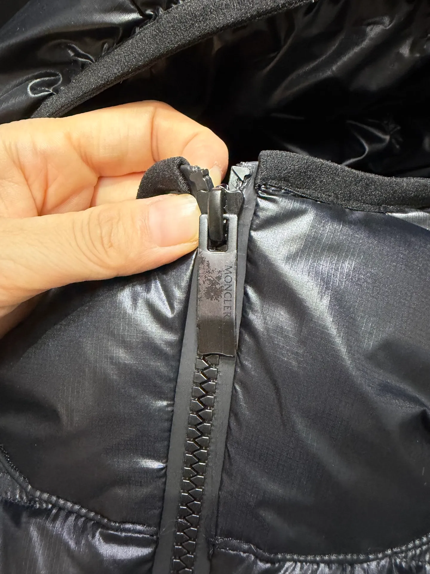 Moncler Mon Classic ， 80 Paninari 。 ，Classic ， ， 。 ， ， ， 。 Moncler Classic ， ， ， ， 、 。 ：100% ：100% ：90% 10% ： ， ， ： 、 、 、 、 、 、 size：123456